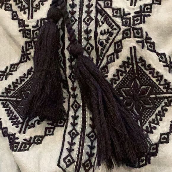 NWT  New Crown & Ivy sleeveless Embroidered chambray romper XS - Picture 9 of 10